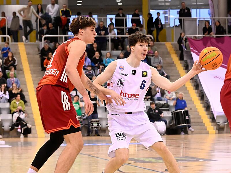 Auch wenn f&uuml;r den BBC Coburg alles unter Dach und Fach ist, h&auml;lt es Erik Neunhoeffer (hier gegen den FC Bayern Basketball II) f&uuml;r notwendig, &bdquo;wieder mit der n&ouml;tigen Professionalit&auml;t und Motivation ranzugehen&ldquo;.