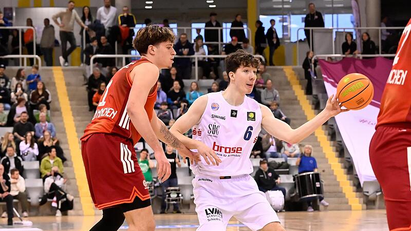 Auch wenn f&uuml;r den BBC Coburg alles unter Dach und Fach ist, h&auml;lt es Erik Neunhoeffer (hier gegen den FC Bayern Basketball II) f&uuml;r notwendig, &bdquo;wieder mit der n&ouml;tigen Professionalit&auml;t und Motivation ranzugehen&ldquo;.