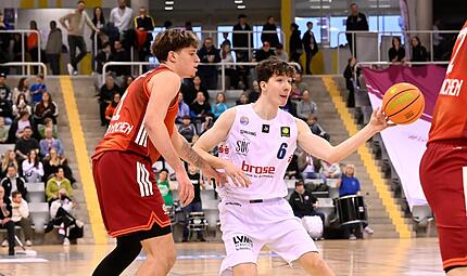 Auch wenn f&uuml;r den BBC Coburg alles unter Dach und Fach ist, h&auml;lt es Erik Neunhoeffer (hier gegen den FC Bayern Basketball II) f&uuml;r notwendig, &bdquo;wieder mit der n&ouml;tigen Professionalit&auml;t und Motivation ranzugehen&ldquo;.