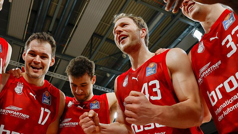 Jubel im Brose-Team (von links) Jaromir Bohacik, Kevin Wohlrath, Chris Sengfelder und Patrick Heckmann nach dem klaren Sieg über Ulm.