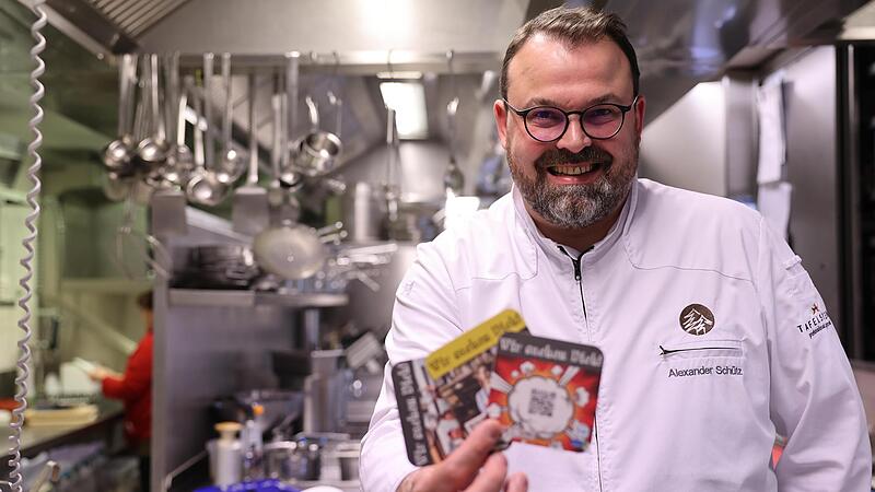 Alexander Schütz zeigt die Bierfilzla mit Werbung für die Gastro-Branche. Sie werden beim Recruiting-Tag am 5. Mai verteilt.