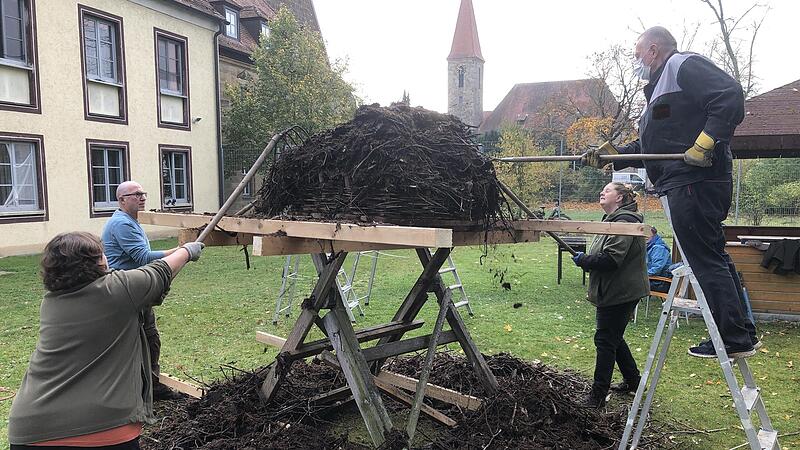 Das Nest wurde abgetragen und erleichtert.