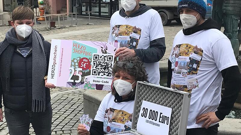 Judith Jochmann (v.l.), Stefan M&uuml;ller, Martin Paulus und Sabine Marx (sitzend) hoffen auf regen Zulauf.