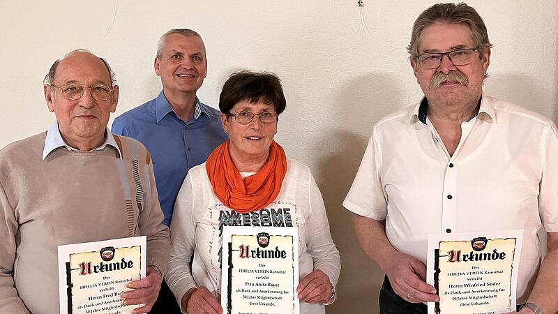 50 Jahre Mitglied in der Fidelia (v. l.) Fred Back, Anita Bayer und Winfried S&ouml;der. dahinter Martin Th&uuml;rmer (Vorsitzender).