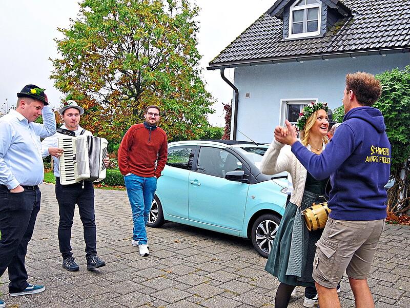 Feucht-fröhlicher Dorfrundgang der Kerwa-Gesellschaft Lahm mit Musik und Tanz an jedem Haus. Feucht-fröhlicher Dorfrundgang der Kerwa-Gesellschaft Lahm mit Musik und Tanz an jedem Haus.