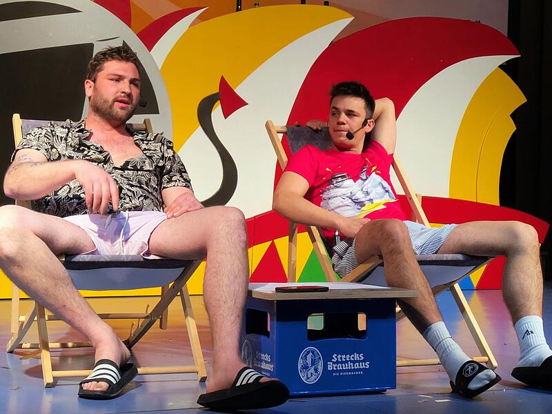 Simon Koch (links) und Tobias Freibott kramten in &bdquo;Malle f&uuml;r alle&ldquo; in ihren Erinnerungen.