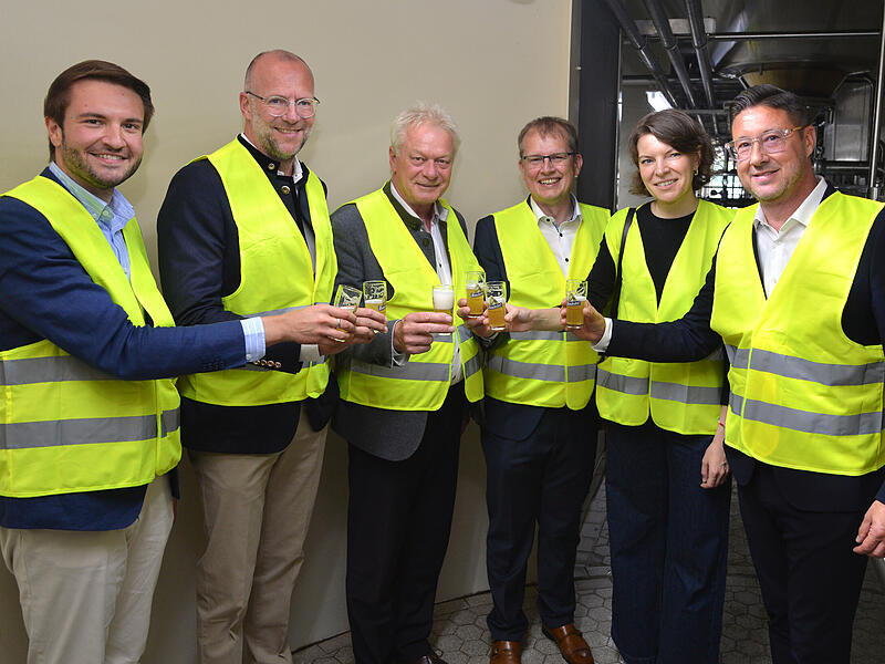 Bundesminister Alois Rainer &uuml;berzeugte sich beim Zwickeln von der Qualit&auml;t des Kulmbacher Bieres.