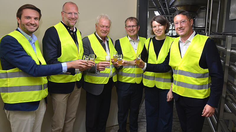 Bundesminister Alois Rainer überzeugte sich beim Zwickeln von der Qualität des Kulmbacher Bieres. Bundesminister Alois Rainer überzeugte sich beim Zwickeln von der Qualität des Kulmbacher Bieres.