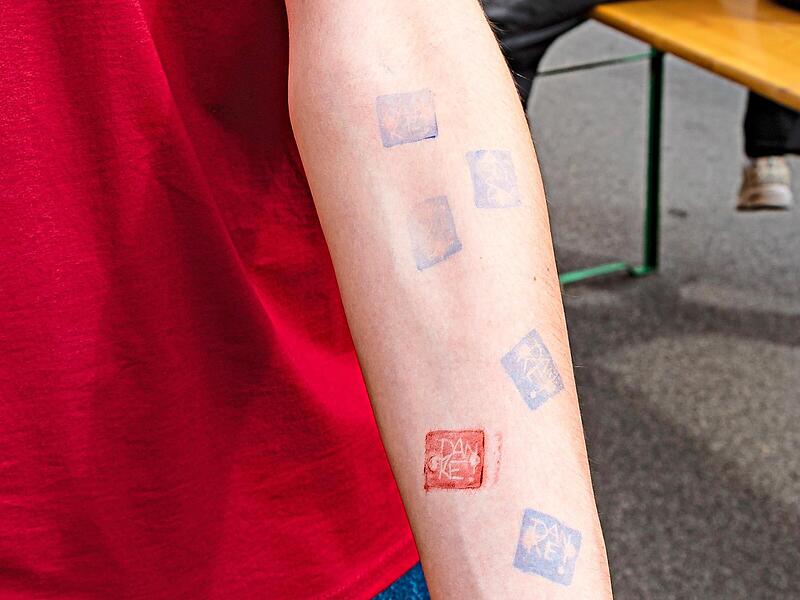 Die Stempel auf dem Arm sind Grundlage für die Wertung. Die Stempel auf dem Arm sind Grundlage für die Wertung.