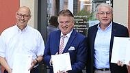 Den aktuellen Bericht über die Aktivitäten des Amts für Ländliche Entwicklung in den Landkreisen Kulmbach und Bayreuth übergab Amtsleiter Lothar Winkler (rechts) jetzt an Landrat Klaus Peter Söllner, Kulmbach (Mitte) und Landratsstellvertreter Man...