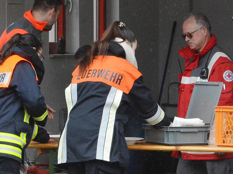 Aus dem Archiv: Ende einer vierstündigen Katastrophenschutzübung im Stadtgebiet von Münnerstadt im Jahr 2023. Am Feuerwehrgerätehaus in Kleinwenkheim gab es Pizzasuppe. Aus dem Archiv: Ende einer vierstündigen Katastrophenschutzübung im Stadtgebiet von Münnerstadt im Jahr 2023. Am Feuerwehrgerätehaus in Kleinwenkheim gab es Pizzasuppe.