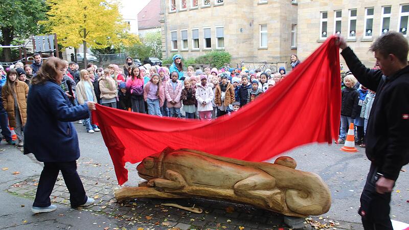 Der Moment der Enth&uuml;llung. Bis zu diesem Moment wussten die Kinder nicht, wie ihre neue Freundschaftsbank aussieht.