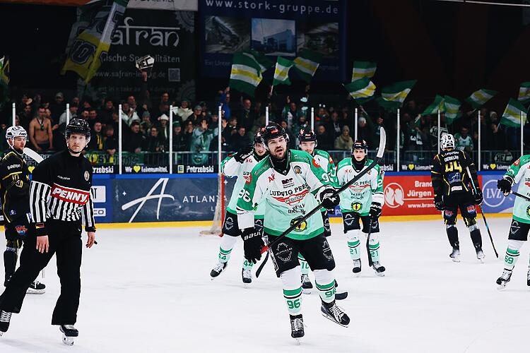 Es wird wieder voll im Gästeblock: Anton Seewald (vorne) und die Alligators werden am Freitag zu Spiel 3 erneut von über 150 Fans begleitet.