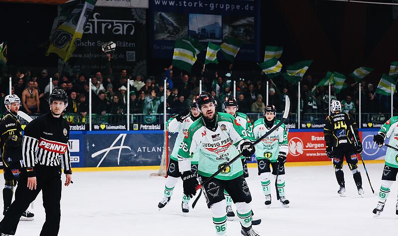 Höchstadter EC fährt mit Unterstützung zu Spiel 3 nach Leipzig Es wird wieder voll im Gästeblock: Anton Seewald (vorne) und die Alligators werden am Freitag zu Spiel 3 erneut von über 150 Fans begleitet.