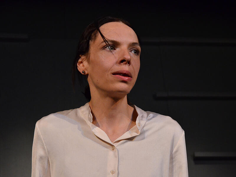 Anna Schindlbeck spielt in dem Ein-Personen-Stück "Prima facie" die Anwältin Tessa Enssler.