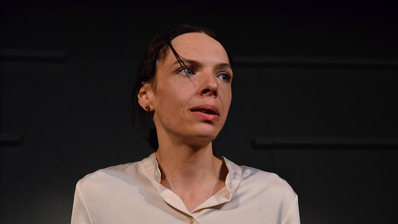 Anna Schindlbeck spielt in dem Ein-Personen-Stück "Prima facie" die Anwältin Tessa Enssler.