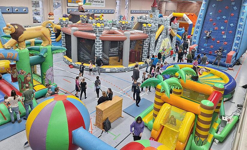 Die Kulisse erinnert spontan an die Scherzfrage: Was ist grün und hüpft im Gras und lacht? Eine Freuschnecke … Die Kulisse erinnert spontan an die Scherzfrage: Was ist grün und hüpft im Gras und lacht? Eine Freuschnecke …