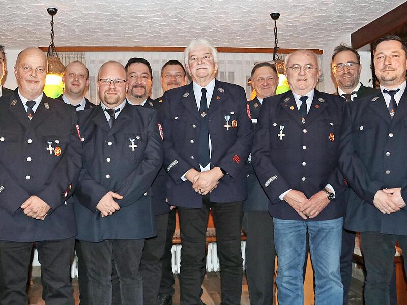 Zahlreiche Ehrungen standen bei der Neuensorger Feuerwehr an. Unter anderem wurden J&uuml;rgen Friedrich (Vierter v.l.) und Roland Hofmann (Sechster v.l.) zu Ehrenmitgliedern ernannt.