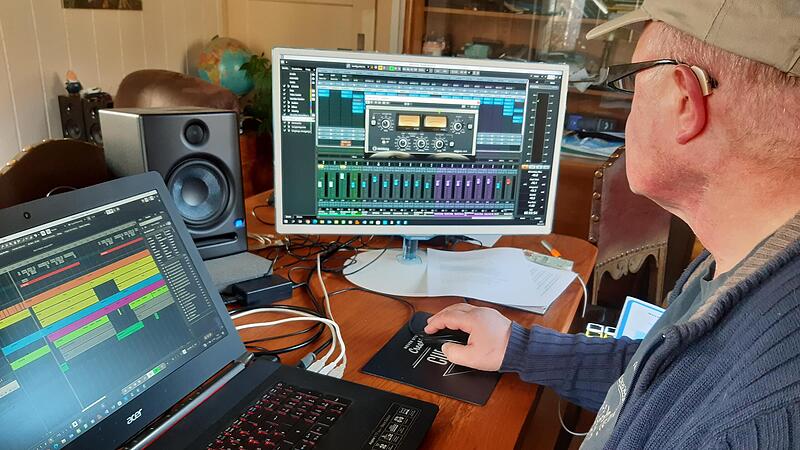 Herr der virtuellen Regler: Roland Schaller in seinem Tonstudio