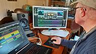 Herr der virtuellen Regler: Roland Schaller in seinem Tonstudio