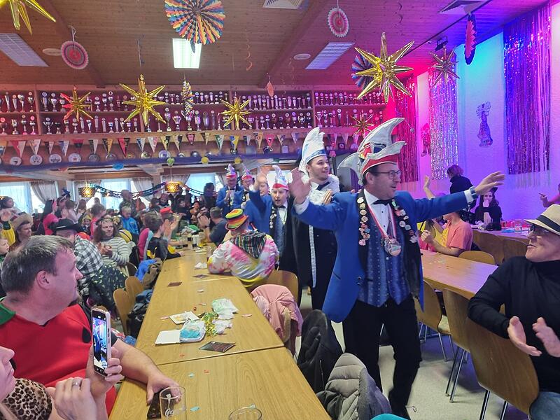 Der Kinderfasching des 1. FC Burk in Forchheim &uuml;berrascht mit vielen H&ouml;hepunkten und ausgelassener Stimmung.