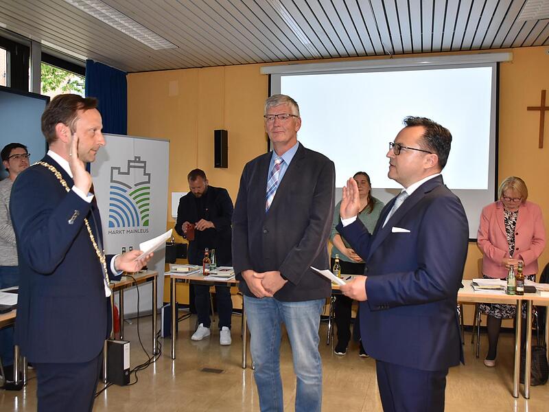 B&uuml;rgermeister Robert Bosch (l.) vereidigt den dritten B&uuml;rgermeister Peter Wiesenm&uuml;ller (SPD, r.). In der Mitte der zweite B&uuml;rgermeister Dieter P&ouml;hlmann (CSU).