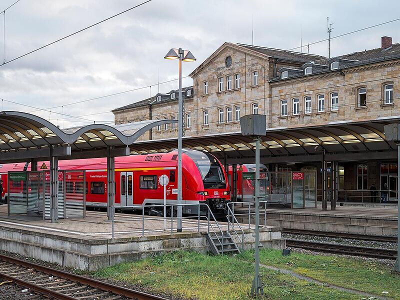 Feuerwehr Bamberg r&uuml;ckt zu Bahnhof aus - "verwirrte Person"