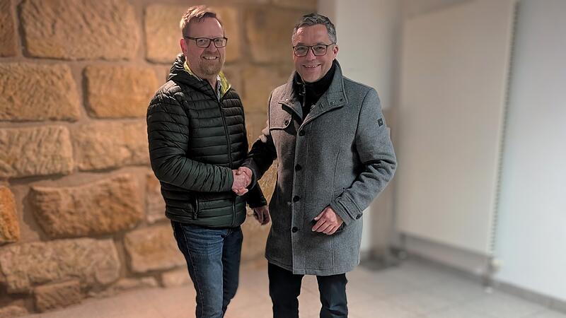 Wahlleiter Christian Schmitt gratuliert dem alten und neuen  B&uuml;rgermeister von Hallerndorf Gerhardt Bauer, der mit &uuml;ber 70 Prozent der Stimmen im Amt best&auml;tigt  wurde