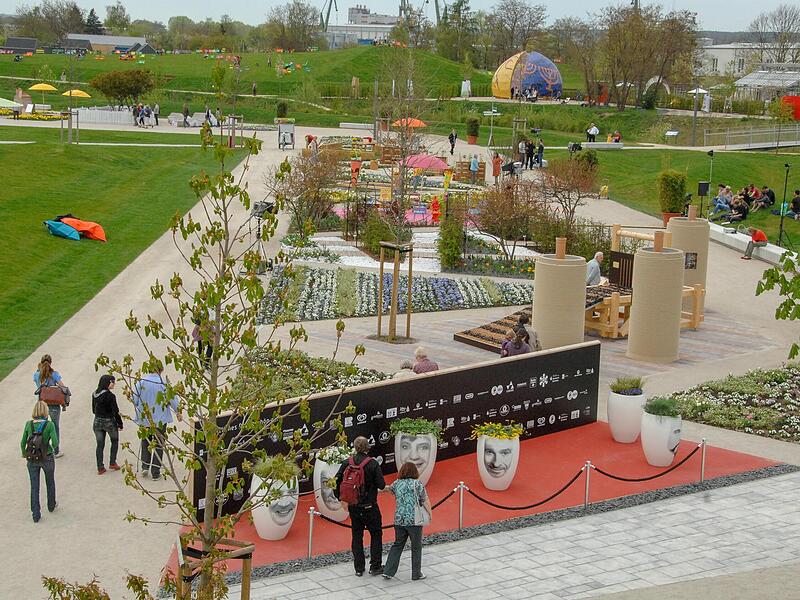 Blick auf die Insel: Im Hintergrund das Zelt der Religionen, das jetzt am Markusplatz steht.Landesgartenschau feiert Jubiläum Blick auf die Insel: Im Hintergrund das Zelt der Religionen, das jetzt am Markusplatz steht.