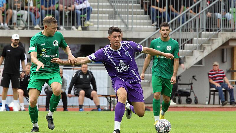 Luca Ljevsic (M.) und der FC Eintracht Bamberg haben im zweiten Regionalliga-Heimspiel gegen die SpVgg Ansbach einen couragierten Auftritt gezeigt, gingen bei der 0:1-Niederlage allerdings leer aus.