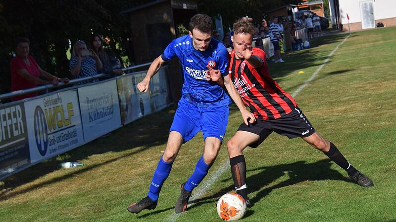 Unser Bild zeigt den Sulzthaler Jannis Tremer (links) und den Diebacher Felix Zinn, die sich einen intensiven Zweikampf an der Außenlinie liefern. Knapp mit 1:0 behielt der SC Diebach die Oberhand.
