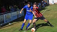 Unser Bild zeigt den Sulzthaler Jannis Tremer (links) und den Diebacher Felix Zinn, die sich einen intensiven Zweikampf an der Au&szlig;enlinie liefern. Knapp mit 1:0 behielt der SC Diebach die Oberhand.