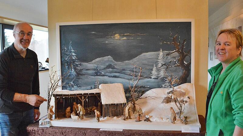 Der Rhöner Bildhauer Herbert Holzheimer aus Langenleiten zeigt Carmen Zinßler-Maul von der Rhön GmbH eine seiner Lieblingslandschaften: Die Rhöner Krippen im Schnee.