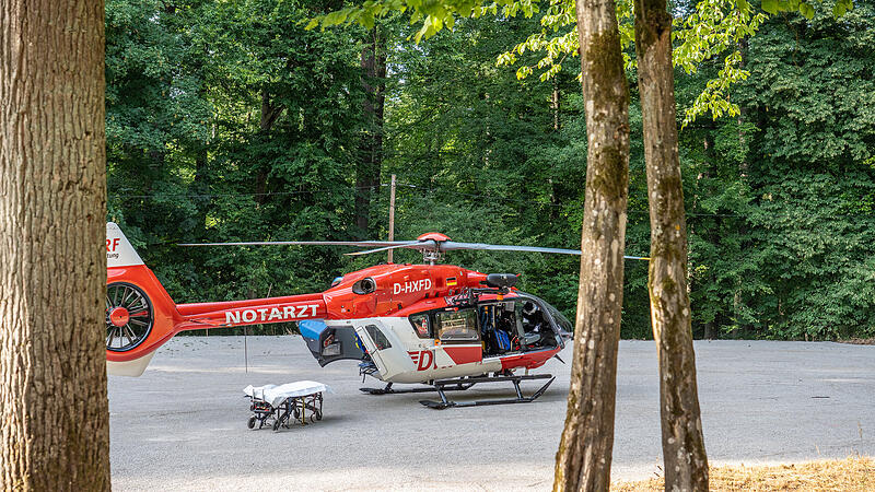 Ein Rettungshubschrauber im Kellerwald in Forchheim. Am Freitag, 11. Juli, wurde ein Ehepaar von einem unkontrolliert rollenden Anhänger eingeklemmt. Die Personen wurden schwerverletzt ins Krankenhaus gebracht.