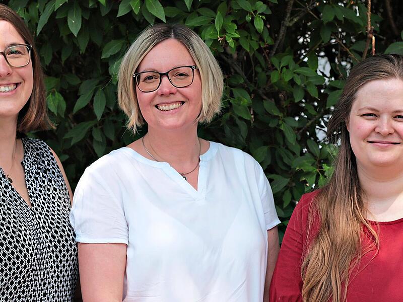 Pfarrerin Esther Goldammer, Alexandra Ludwig und Hanna Kurz-Schneider (von links) haben die Tasche mit Materialien f&uuml;r trauernde Kinder entwickelt. Arnica M&uuml;hlendyck