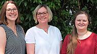 Pfarrerin Esther Goldammer, Alexandra Ludwig und Hanna Kurz-Schneider (von links) haben die Tasche mit Materialien für trauernde Kinder entwickelt. Arnica Mühlendyck Pfarrerin Esther Goldammer, Alexandra Ludwig und Hanna Kurz-Schneider (von links) haben die Tasche mit Materialien für trauernde Kinder entwickelt. Arnica Mühlendyck