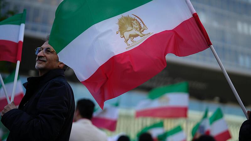 W&auml;hrend sich die Au&szlig;enminister der Europ&auml;ischen Union im EU-Ratsgeb&auml;ude in Luxemburg berieten, fand vor dem Geb&auml;ude eine Solidarit&auml;tskundgebung f&uuml;r Frauen im Iran statt.