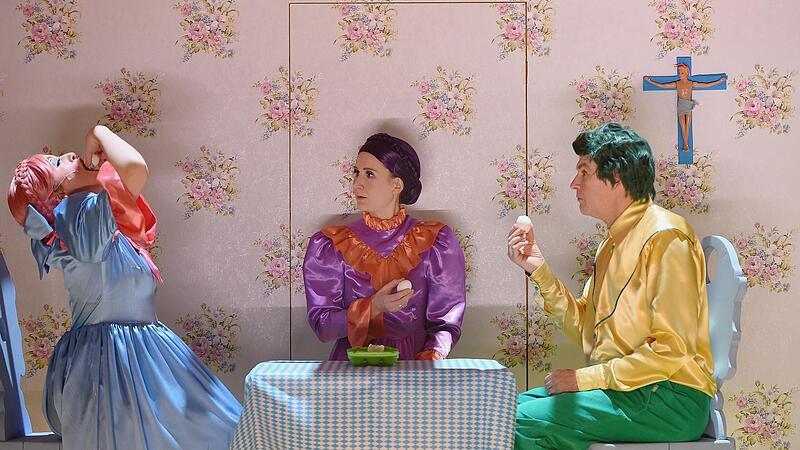 Wie an jedem  Morgen gibt es zum Fr&uuml;hst&uuml;ck ein Ei: Jeanne Le Moign, Philine B&uuml;hrer und  Florian Walter (v. l.)