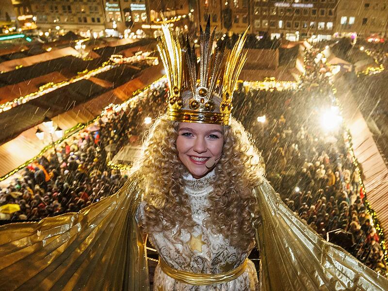 Der Christkindlesmarkt in Nürnberg ist weltweit bekannt. Auch das Nürnberger Christkind, letztes Jahr war es Nelli Lunkenheimer, bezaubert bayernweit bei seinem Besuch auf anderen Weihnachtsmärkten. Der Christkindlesmarkt in Nürnberg ist weltweit bekannt. Auch das Nürnberger Christkind, letztes Jahr war es Nelli Lunkenheimer, bezaubert bayernweit bei seinem Besuch auf anderen Weihnachtsmärkten. 