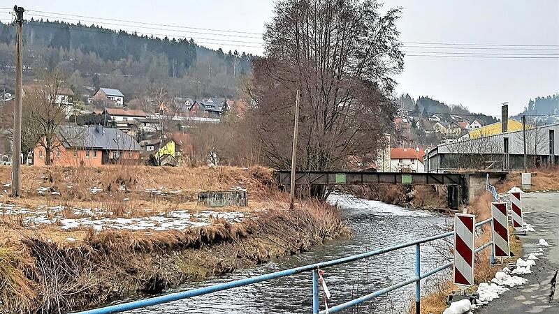 Auf der Bahntrasse soll der neue Geh- und Radweg vom Erlebnisbad zur Ortsmitte entstehen. Rechts ist die Eisenbahnbr&uuml;cke zu sehen, die saniert wird.