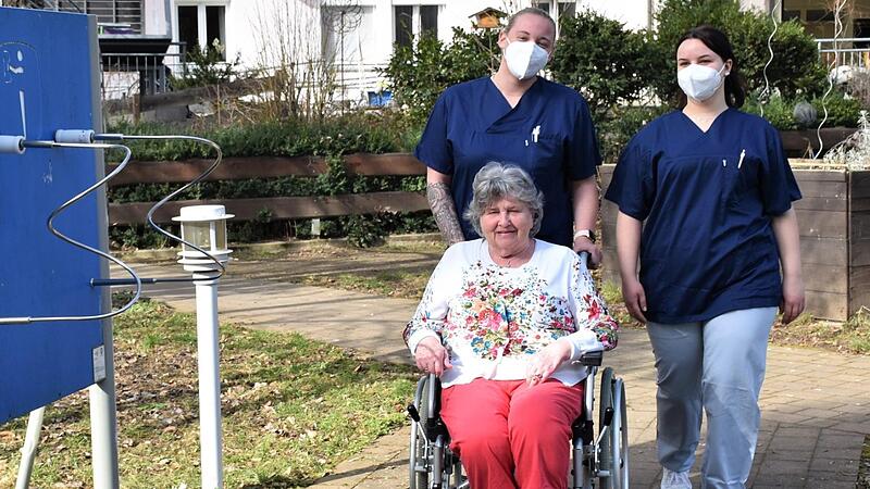 Juliane Kügel, Vorsitzende der Bewohnervertretung, wird von den beiden Auszubildenden Karina Nowecki (rechts) Annalena Ort , durch den Park des Diakonie-Seniorenzentrum Johann Hinrich Wichern in Forchheim geschoben.Forchheim & Fränkische Schweiz Juliane Kügel, Vorsitzende der Bewohnervertretung, wird von den beiden Auszubildenden Karina Nowecki (rechts) Annalena Ort , durch den Park des Diakonie-Seniorenzentrum Johann Hinrich Wichern in Forchheim geschoben.Forchheim & Fränkische Schweiz