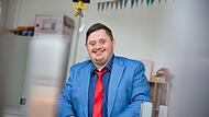 Der 34-jährige Ilham aus Forchheim-Reuth hat das Down-Syndrom. Zu Besuch bei einem lebenslustigem Mann.