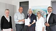 Die F&ouml;rderurkunde wurde &uuml;bergeben (v.&nbsp;l.): Leader-Managerin Marion Rossa-Schuster, Landrat Hanng&ouml;rg Zimmermann, Regine Bleckmann, Heidi Schweidler und Tobias Kraus (alle Kulturverein Wirnt von Gr&auml;fenberg).