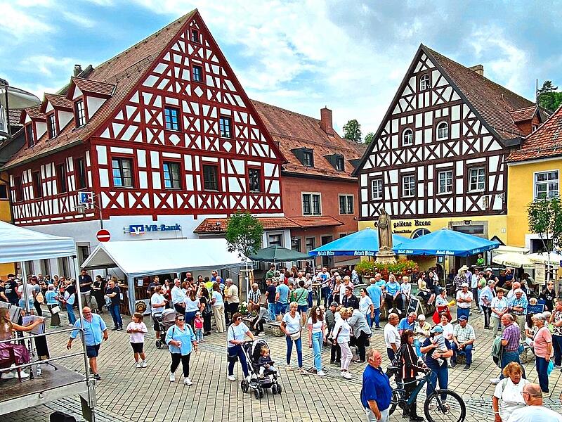 Das Musikfest findet auch auf dem Marktplatz statt.Tourismusb&uuml;ro Pottenstein