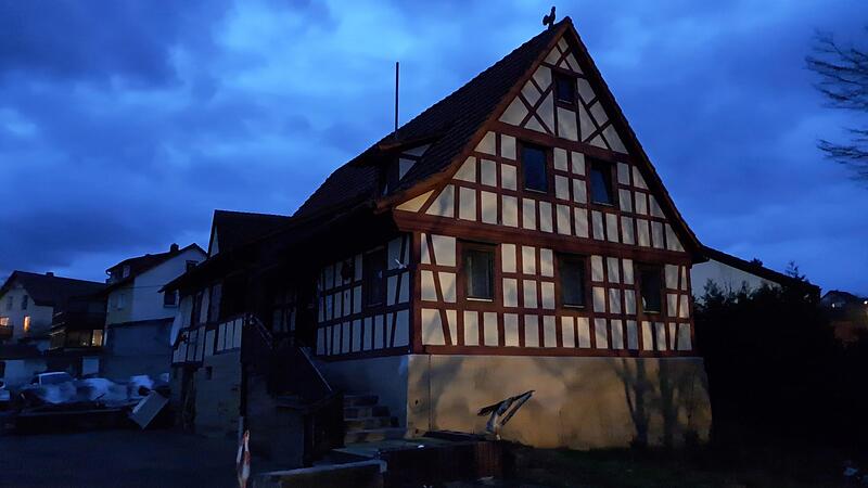 In diesem Haus in einem Stadtteil von Bad Staffelstein fand die Polizei zwei Leichen.