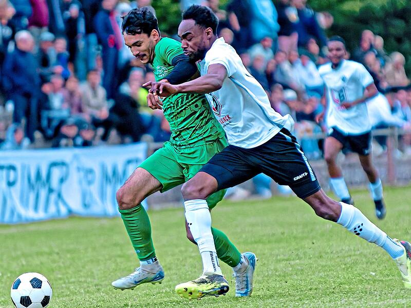 Vor zwei Jahren kickte Jonathan Henriques (rechts) noch mit dem FC Bayreuth im Relegationspiel zur Kreisliga gegen Carlos Taylor und seinen TDC Lindau. Am Sonntag gibt es ein Wiedersehen - diesmal allerdings trägt Henriques das Trikot des FC Neuen... Vor zwei Jahren kickte Jonathan Henriques (rechts) noch mit dem FC Bayreuth im Relegationspiel zur Kreisliga gegen Carlos Taylor und seinen TDC Lindau. Am Sonntag gibt es ein Wiedersehen - diesmal allerdings trägt Henriques das Trikot des FC Neuen...