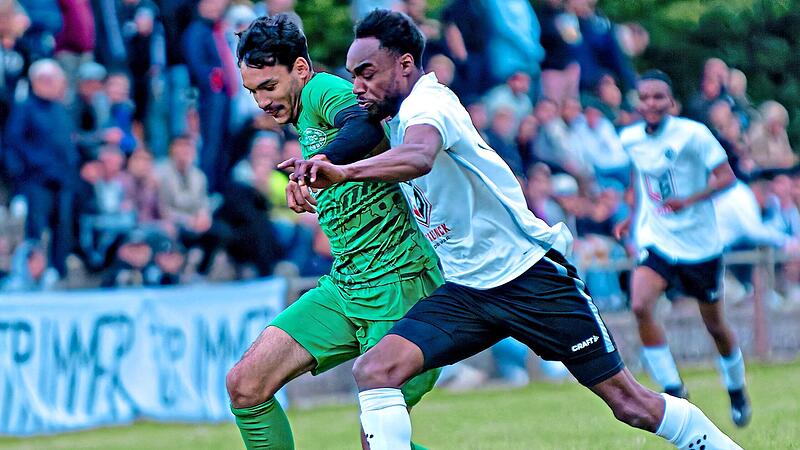 Vor zwei Jahren kickte Jonathan Henriques (rechts) noch mit dem FC Bayreuth im Relegationspiel zur Kreisliga gegen Carlos Taylor und seinen TDC Lindau. Am Sonntag gibt es ein Wiedersehen - diesmal allerdings trägt Henriques das Trikot des FC Neuen... Vor zwei Jahren kickte Jonathan Henriques (rechts) noch mit dem FC Bayreuth im Relegationspiel zur Kreisliga gegen Carlos Taylor und seinen TDC Lindau. Am Sonntag gibt es ein Wiedersehen - diesmal allerdings trägt Henriques das Trikot des FC Neuen...