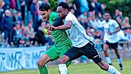 Vor zwei Jahren kickte Jonathan Henriques (rechts) noch mit dem FC Bayreuth im Relegationspiel zur Kreisliga gegen Carlos Taylor und seinen TDC Lindau. Am Sonntag gibt es ein Wiedersehen - diesmal allerdings tr&auml;gt Henriques das Trikot des FC Neuen...