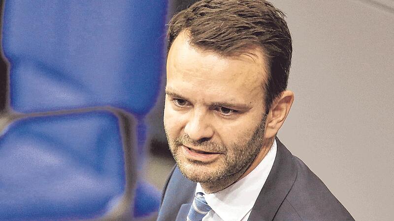 Immer weniger Arbeitnehmer m&uuml;ssen immer mehr Rentner finanzieren. Hat Florian Dorn die L&ouml;sung?   