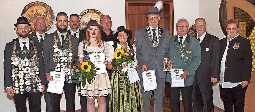 Die Ehrung der K&ouml;nigsh&auml;user: Tobias Gertloff, Kilian Popp, Lilith Appel, Christina Zeitner, Andreas Schaller, Richard Werner, Erster Gausch&uuml;tzenmeister Klaus Jentsch und Zweiter Gausch&uuml;tzenmeisterin Renate Schramm (vorne von links), G&uuml;nter Schlenz...